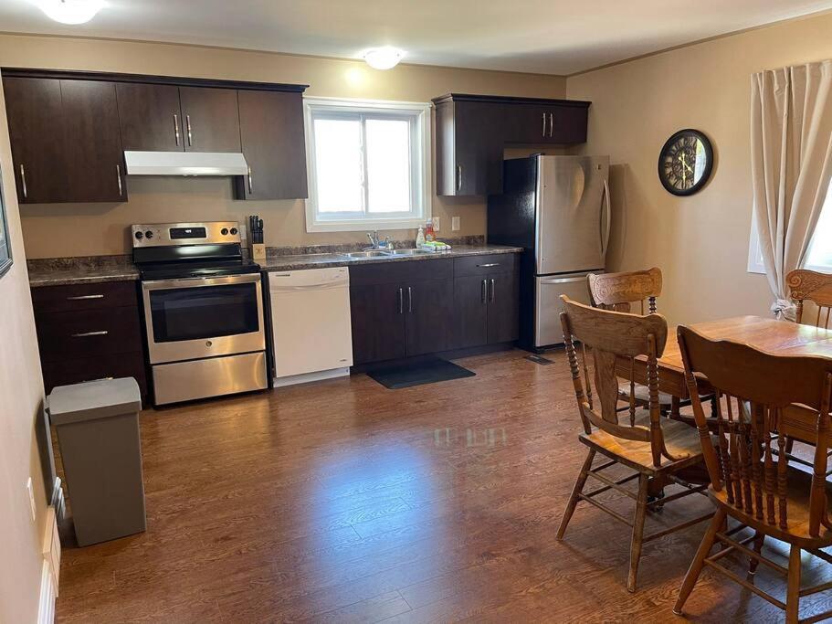 Cozy 2 Bedroom Home In Chatham - Left Side Esterno foto