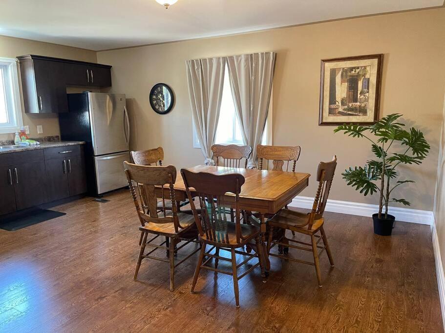 Cozy 2 Bedroom Home In Chatham - Left Side Esterno foto